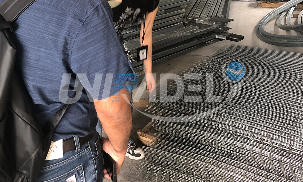 Agente indio visita la fábrica de UNIPADEL