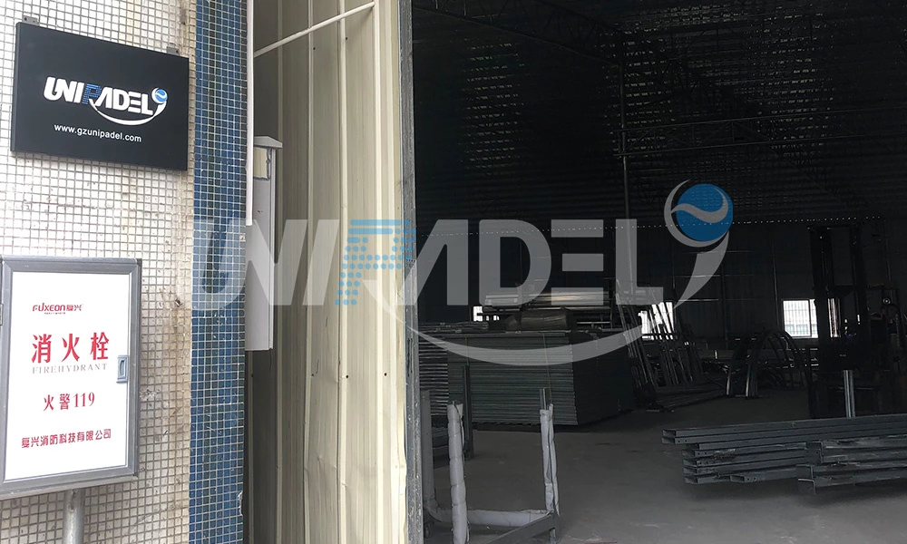 Agente indio visita la fábrica de UNIPADEL
