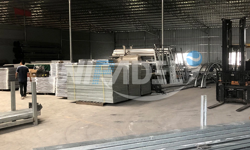 Agente indio visita la fábrica de UNIPADEL