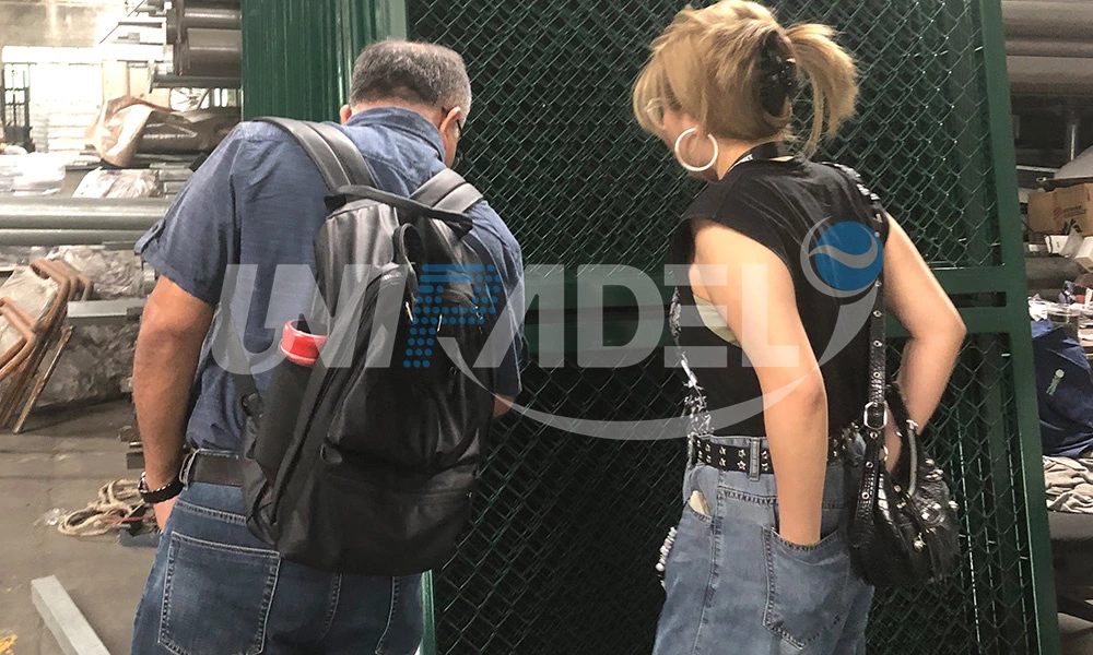 Agente indio visita la fábrica de UNIPADEL