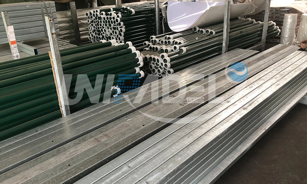 Agente indio visita la fábrica de UNIPADEL
