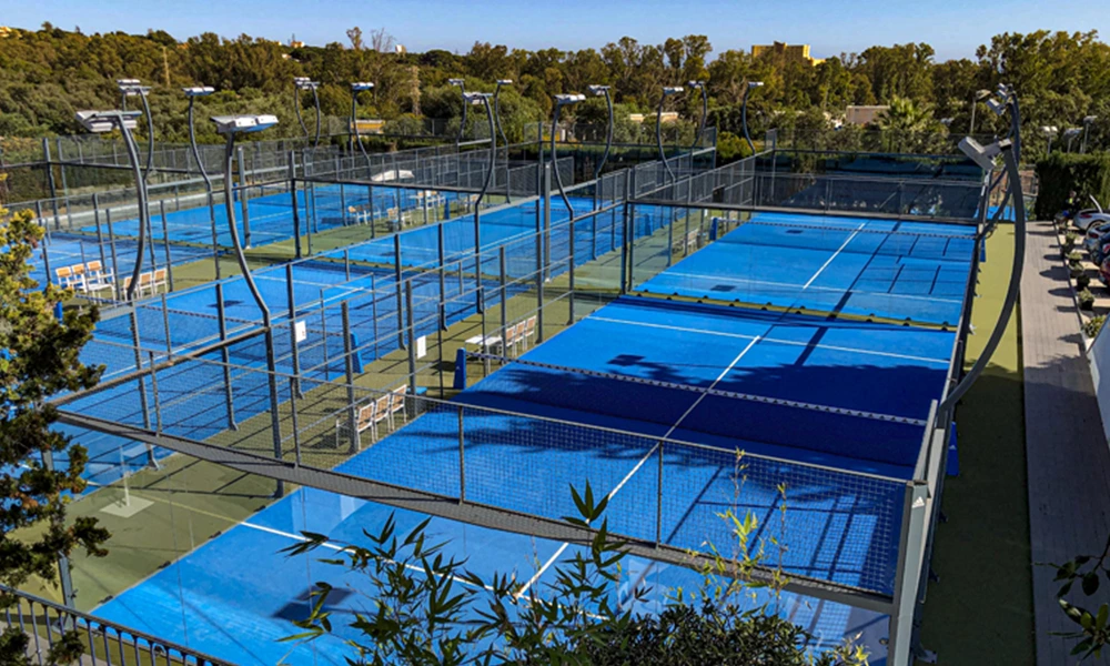 How much does it cost to open a padel court club?
