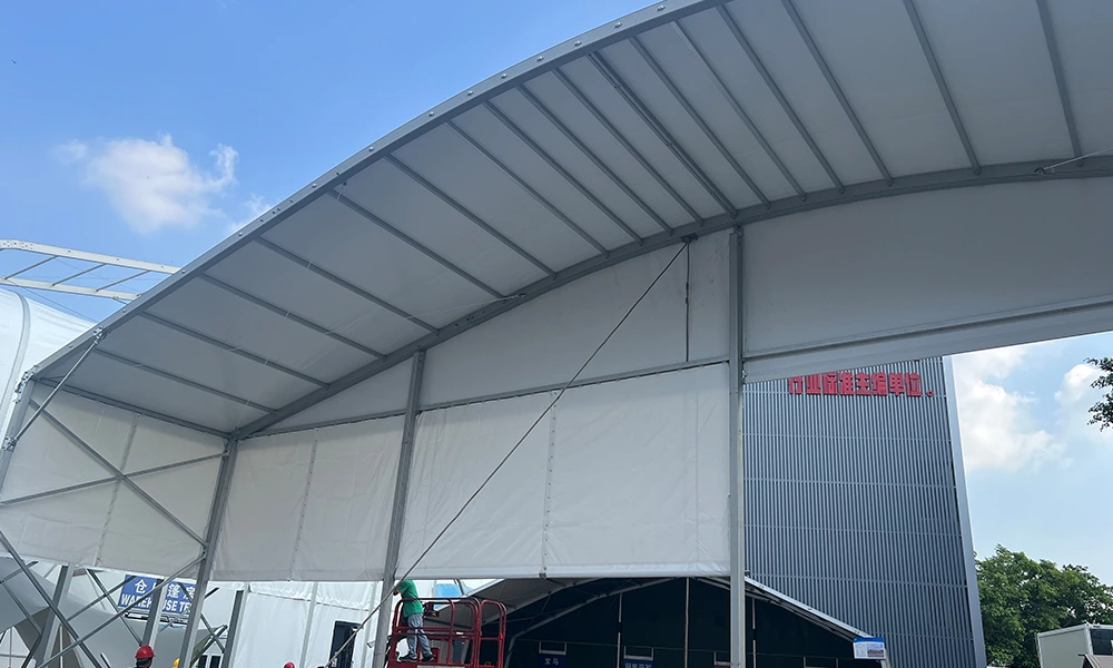 Sélection matériaux de couverture pour courts de padel