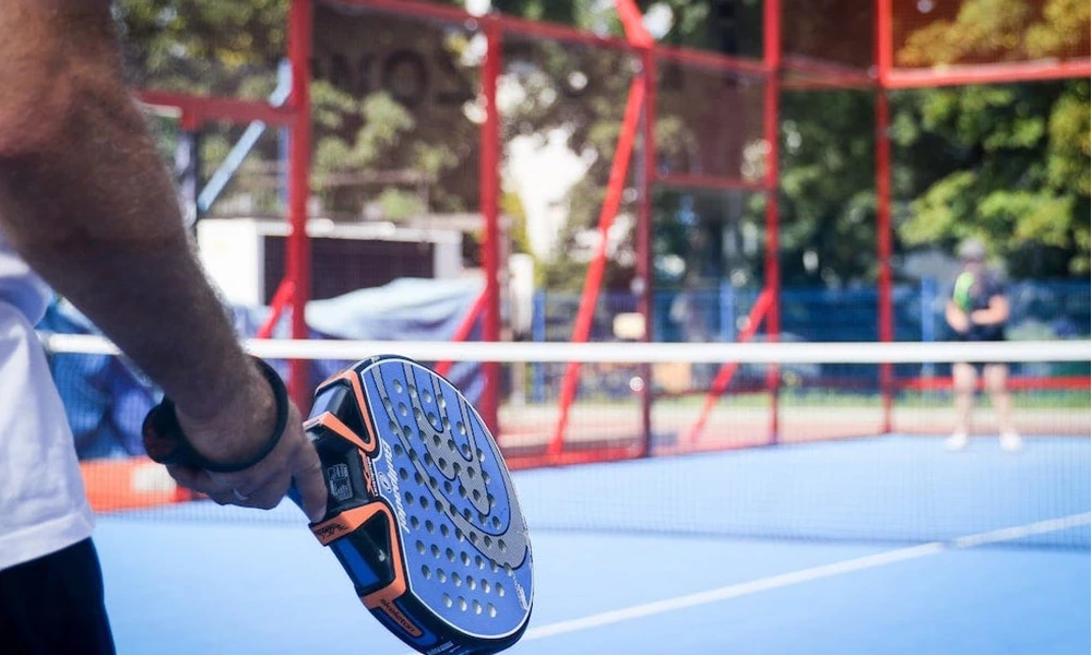 Le terrain de padel idéal pour faire des affaires ?