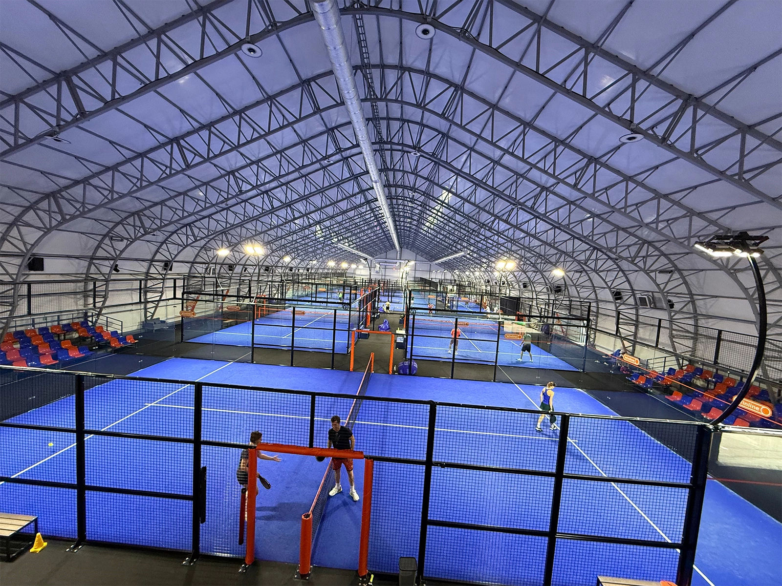 Club de pádel en el complejo deportivo cubierto de Rusia