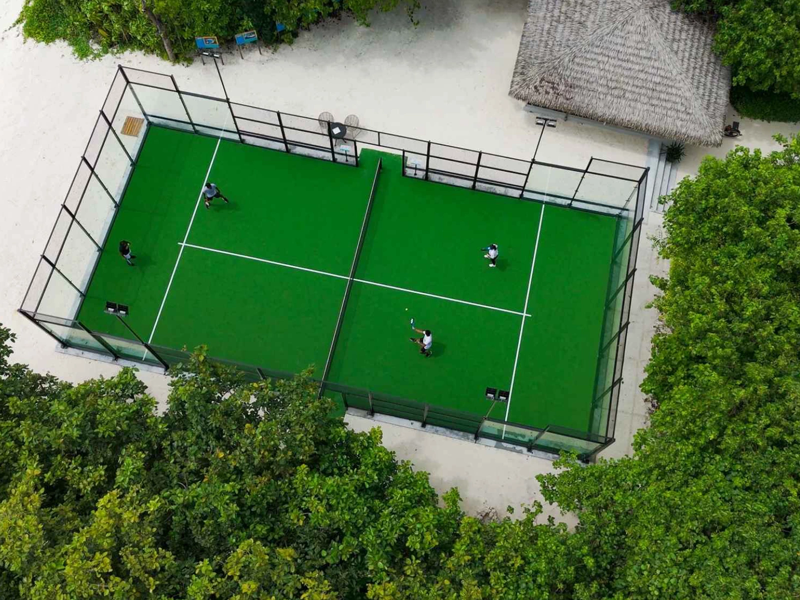 Pista de pádel clásica en Maldivas