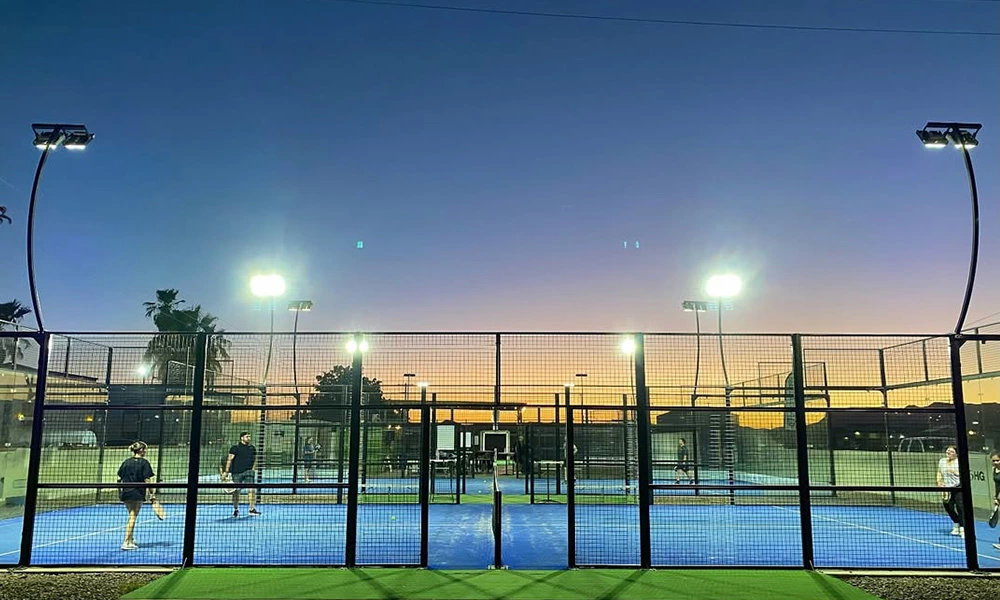 Qu'est-ce qu'un terrain de padel? Quels sont ses types?