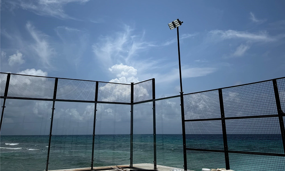 Pista de pádel junto al mar: material epoxi rico en zinc