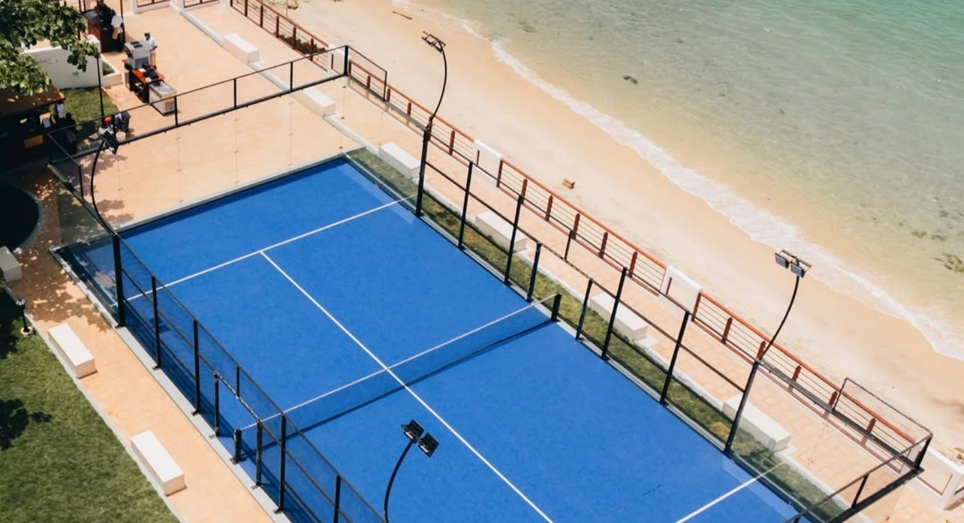 Terrain de padel en bord de mer en Tanzanie