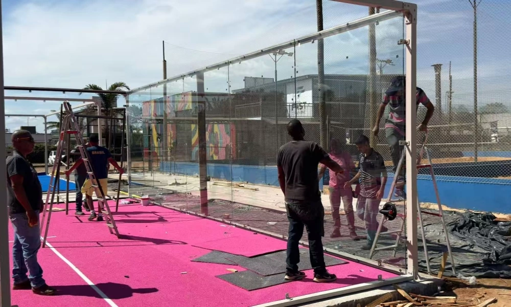 Por qué el coste de los cimientos para una pista de pádel en el Reino Unido supera el coste de la propia pista?