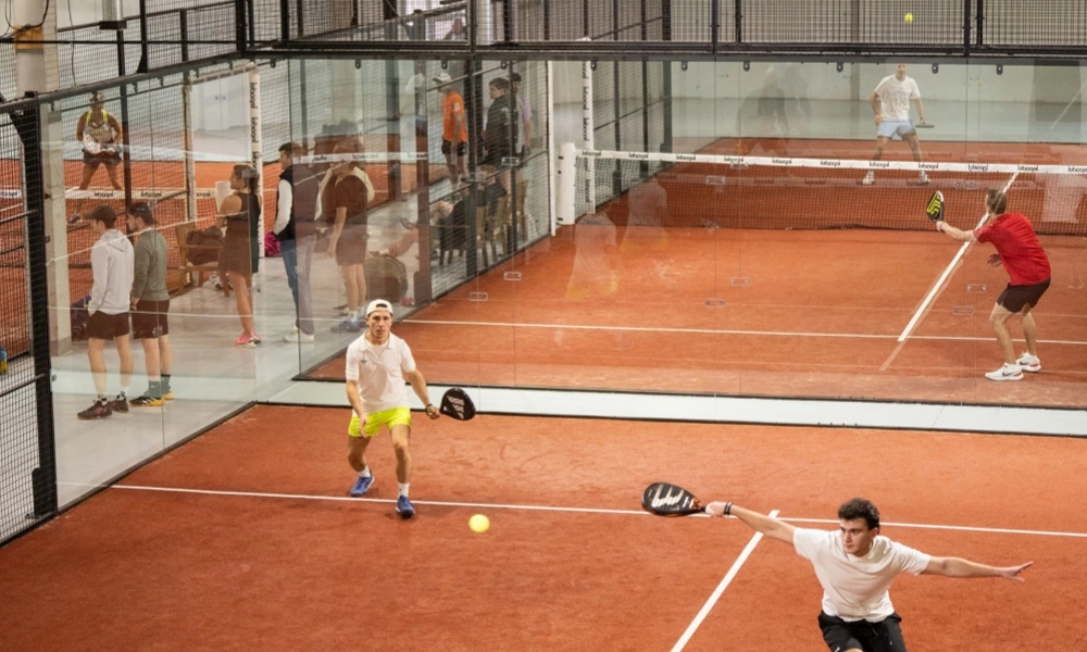 Quel est le retour sur investissement et le délai de rentabilisation d'un terrain de padel au Royaume-Uni&nbsp;?