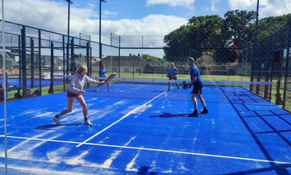 Quel est le retour sur investissement et le délai de rentabilisation d'un terrain de padel au Royaume-Uni&nbsp;?