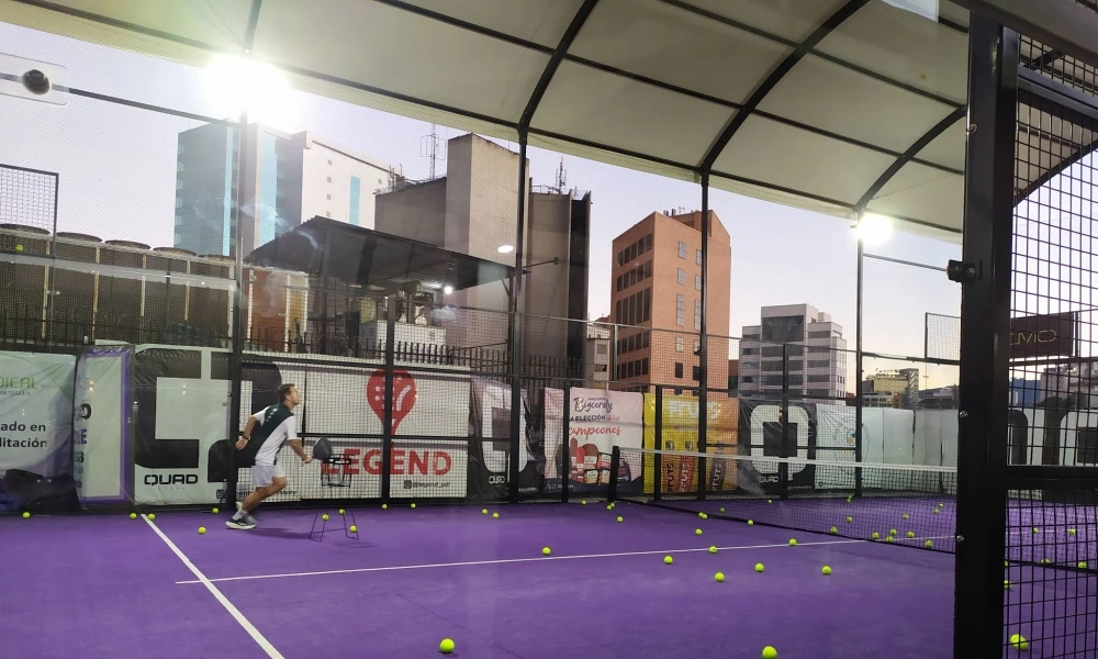 Guide Complet : Taille et Résistance au Vent pour un Terrain de Padel Couvert